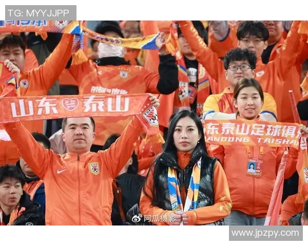 看台球迷真情告白成功全场沸腾掌声如雷浪漫瞬间点燃赛场氛围